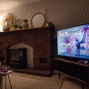 4-bed Cotswold Getaway With Hot Tub & Gaming Churchdown